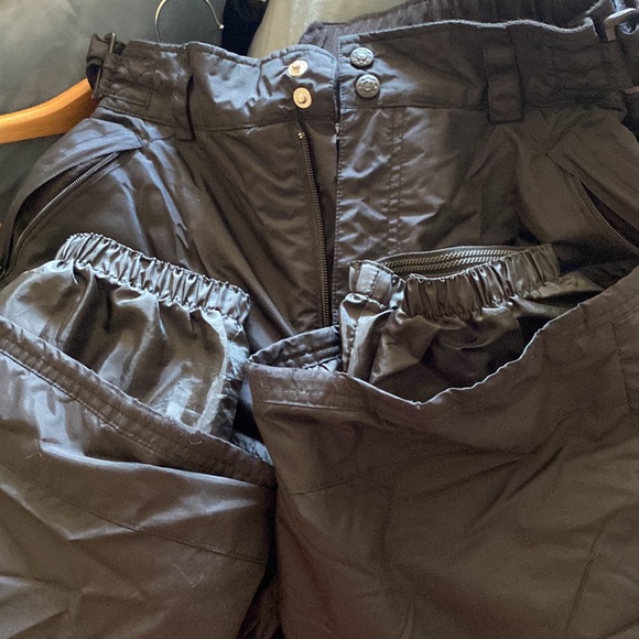 Snowboarding pants. - Picture 2 of 3